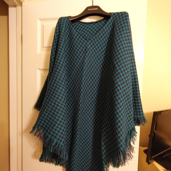 Poncho - Picture 3 of 6